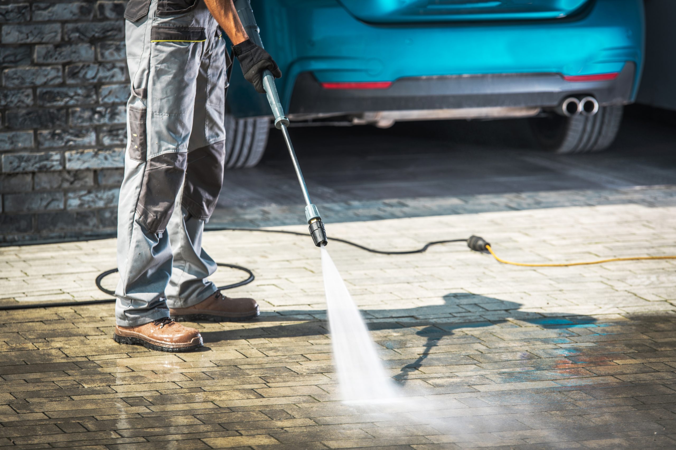 Nettoyage-travertin-extérieur-Karcher-noircie-tache-scaled